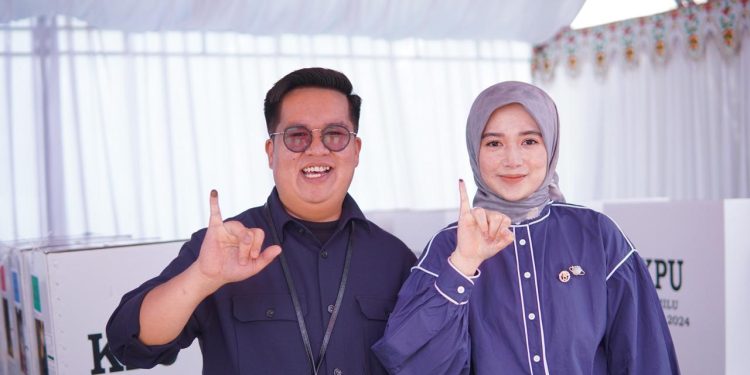 Wabup Kukar dan Istri Gunakan Hak Pilih di TPS 13 Samboja