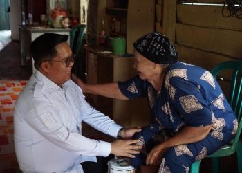 Rendi Solihin Serahkan Bantuan Perlengkapan Ibadah Pada Safari Ramadan di Desa Muara Pantuan