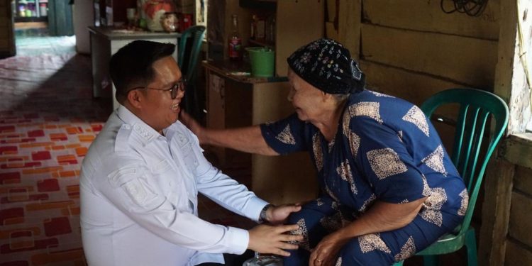 Rendi Solihin Serahkan Bantuan Perlengkapan Ibadah Pada Safari Ramadan di Desa Muara Pantuan