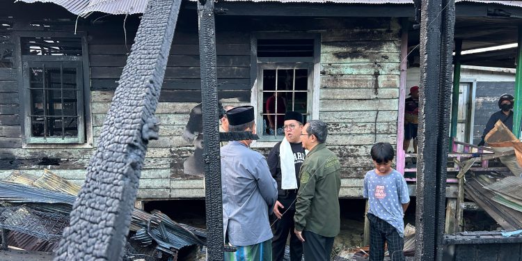 Rendi Solihin Salurkan Bantuan dan Dukungan Moril Kepada Warga Korban Kebakaran di Pal 05 Tenggarong 