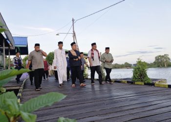 Safari Ramadhan ke Desa Pela, Wabup Rendi Solihim Takjub Disambut Pesut Mahakam