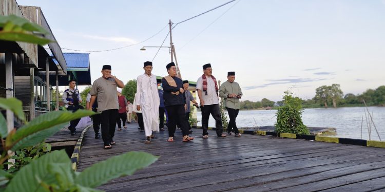 Safari Ramadhan ke Desa Pela, Wabup Rendi Solihim Takjub Disambut Pesut Mahakam