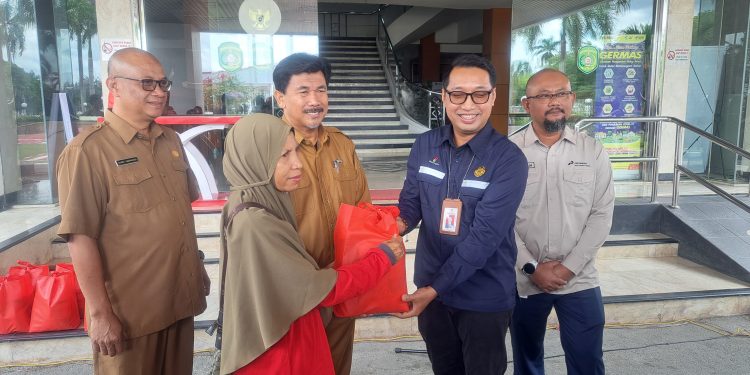 SKK Migas Salurkan Ratusan Paket Sembako ke Pemkab Kukar