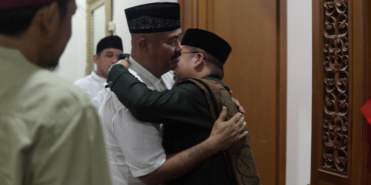 Pelukan Hangat Jadi Pembuka Silaturahmi Rendi Solihin ke Kediaman Edi Damansyah