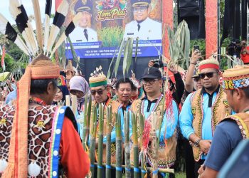 PJ Gubernur Kaltim Hadir Diacara Pesta Adat dan Budaya Wehea Lom Play