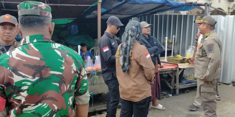 Satpol PP Kukar Tertibkan Sejumlah Pedagang yang Menggunakan Fasilitas Umum
