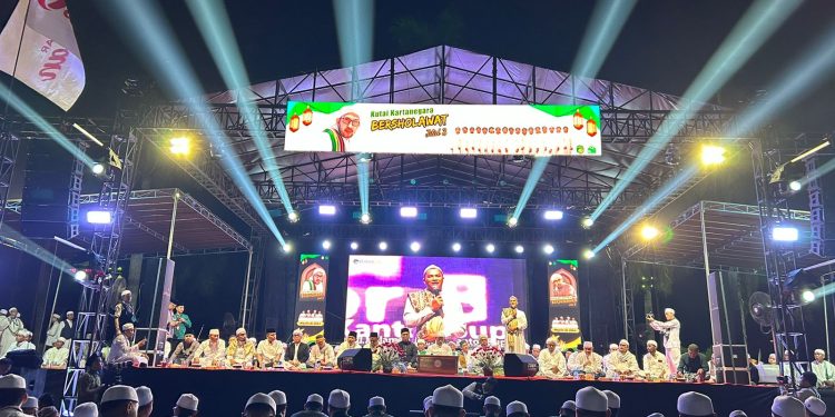 Wabup Rendi Solihin dan Ribuan Masyarakat Khusyuk dalam Lantunan Sholawat Pada ‘Kukar Bersholawat III’