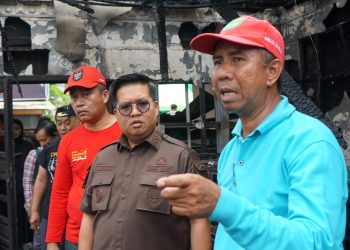 Wabup Kukar Rendi Solihin Salurkan Bantuan untuk Korban Kebakaran di Tenggarong