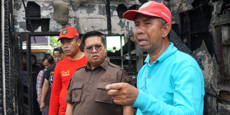 Wabup Kukar Rendi Solihin Salurkan Bantuan untuk Korban Kebakaran di Tenggarong