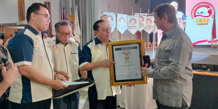 Prabowo Subianto Terima Pin Emas dari SMSI atas Dedikasinya Jaga Demokrasi