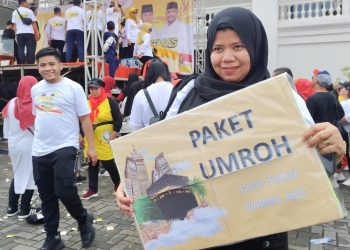 Ibu Hamil Menangkan Hadiah Umroh di Jalan Sehat Kawal Adi For Harum Gubernur