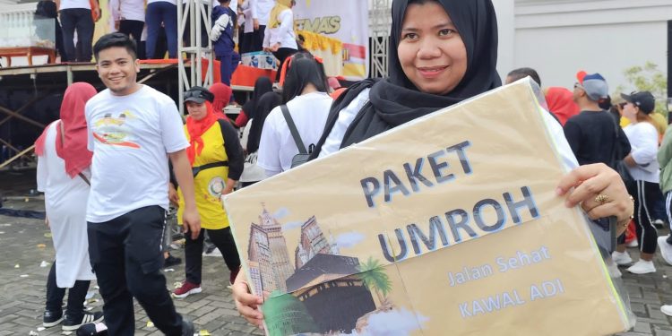 Ibu Hamil Menangkan Hadiah Umroh di Jalan Sehat Kawal Adi For Harum Gubernur 