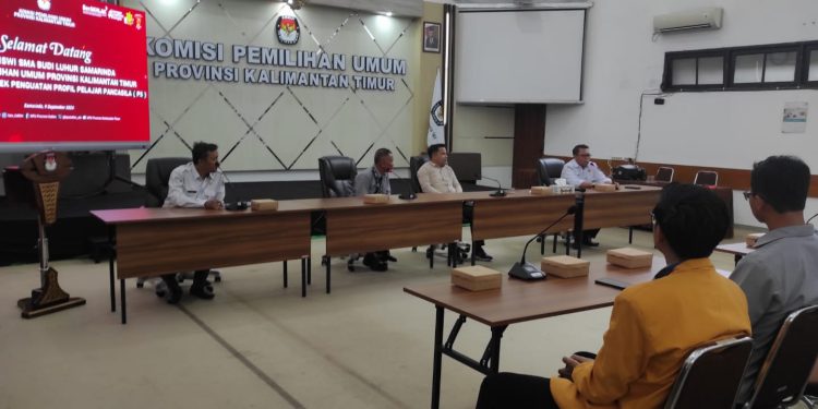 KPU Kaltim Tingkatkan Kesadaran Pemilih: Siswa SMA Budi Luhur Belajar Teknis Salurkan Hak Pilih Dalam Pilkada