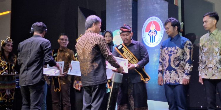 Festival Pekan Raya Pemuda 2024: Dispora Kaltim Anugerahkan Penghargaan untuk Pemuda Pelopor Berprestasi