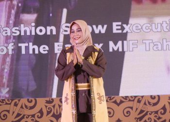 Ririn Sari Dewi Tampil Memukau dalam Fashion Show ‘Kaltim Paradise of The East’ dengan Busana ‘Rindu Senja Samarinda’
