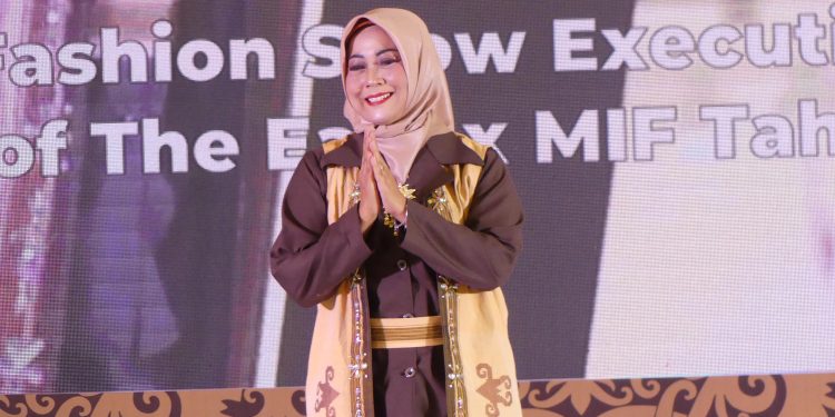 Ririn Sari Dewi Tampil Memukau dalam Fashion Show ‘Kaltim Paradise of The East’ dengan Busana ‘Rindu Senja Samarinda’