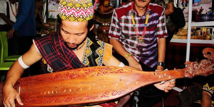 Upaya Dispar Kaltim Menghidupkan Kembali Kesenian Sape’ di Tengah Generasi Muda