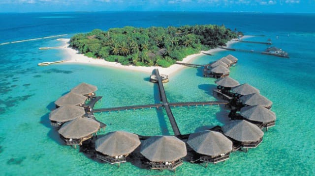 Pulau Derawan: Pesona Alam yang Tak Tergantikan