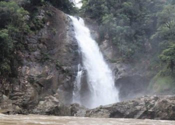 Menaklukkan Arus: Keindahan dan Tantangan di Riam Panjang