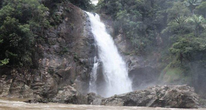 Menaklukkan Arus: Keindahan dan Tantangan di Riam Panjang