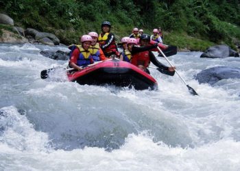Arung Jeram Kampung Merasa: Sensasi Adrenalin di Tengah Keindahan Hutan Kalimantan