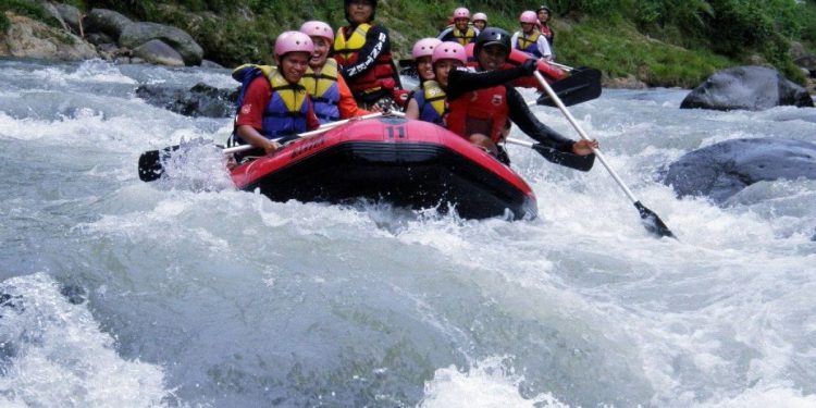 Arung Jeram Kampung Merasa: Sensasi Adrenalin di Tengah Keindahan Hutan Kalimantan