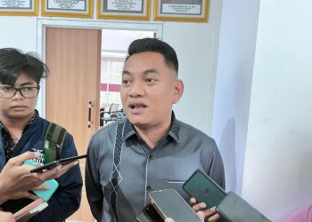 Puluhan Reklame di Samarinda Ditempeli Stiker Peringatan, DPRD Soroti Keterlambatan Penertiban