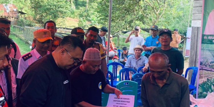 Dorong Ketahanan Pangan, Bupati Kukar Serahkan Bantuan ke Petani Maluhu