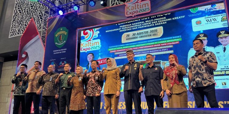 Disdikbud Kukar Gaungkan Literasi dan Budaya pada Pawai Pembangunan HUT RI ke-80 di Tenggarong