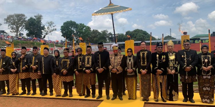 Harmonisasi Kesultanan dan Pemerintah Daerah Warnai Pembukaan Erau Adat Kutai 2025