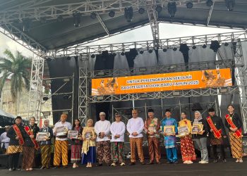 Disdikbud Kukar Serahkan Hadiah kepada Pemenang Lomba Seni Budaya