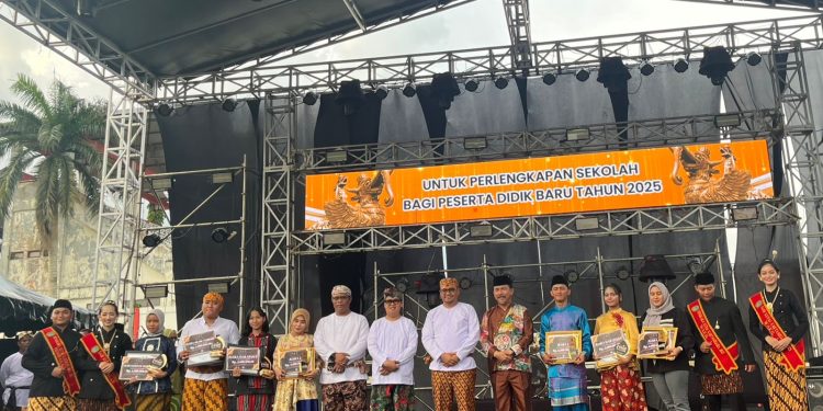 Disdikbud Kukar Serahkan Hadiah kepada Pemenang Lomba Seni Budaya