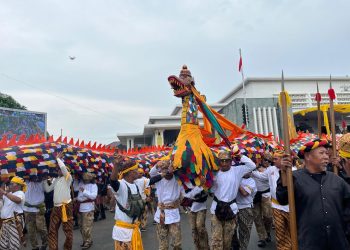 Prosesi Ngulur Naga Menjelang Penutupan Rangkaian Erau 2025