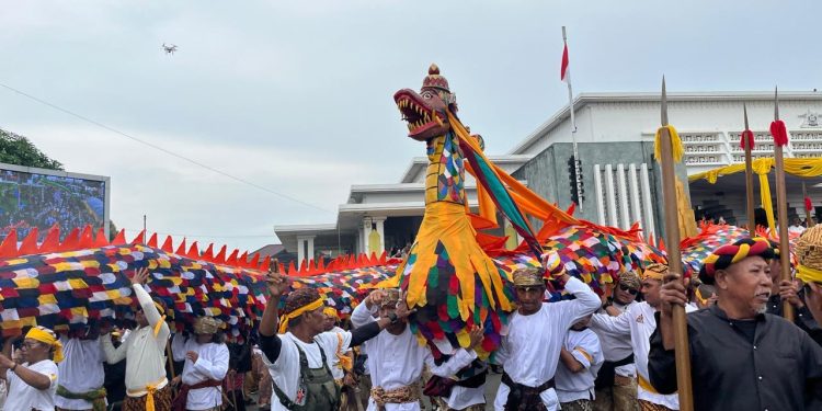 Prosesi Ngulur Naga Menjelang Penutupan Rangkaian Erau 2025