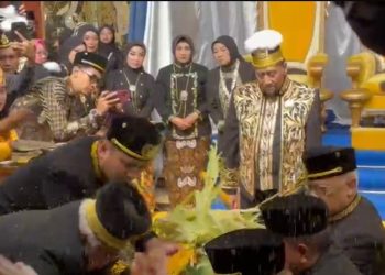 Prosesi Adat Mendirikan Tiang Ayu, Tanda Erau 2025 Resmi Dimulai