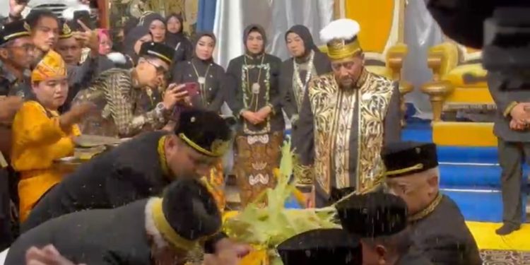 Prosesi Adat Mendirikan Tiang Ayu, Tanda Erau 2025 Resmi Dimulai