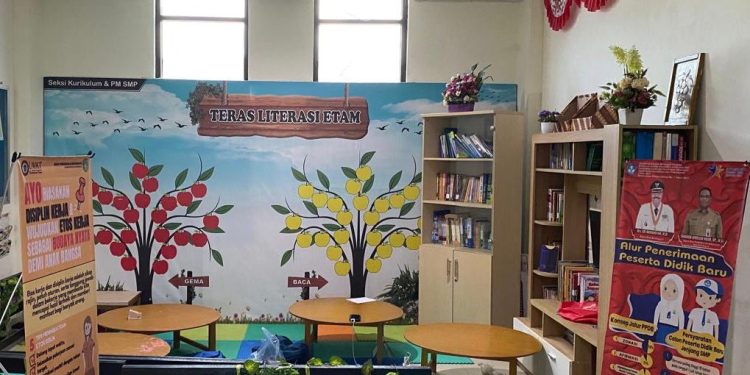 Teras Literasi Etam, Sudut Baca Nyaman Hidupkan Semangat Membaca di Disdikbud Kukar