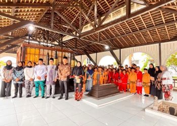 Siswa SD dan SMP Antusias Ikuti Ziarah Makam Sultan dalam Pekan Kebudayaan Kukar 2025