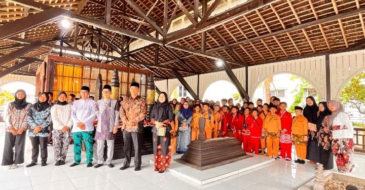 Siswa SD dan SMP Antusias Ikuti Ziarah Makam Sultan dalam Pekan Kebudayaan Kukar 2025